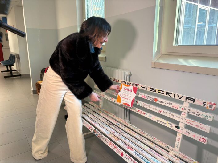 “Chi si ama mi scriva”: una Panchina dell’Amore all’Ospedale Infantile di Alessandria