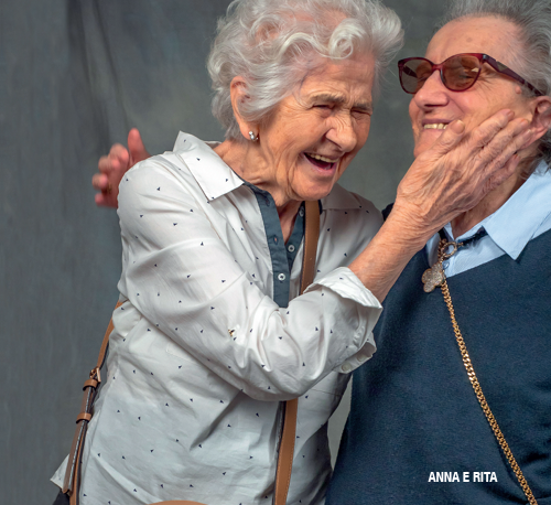 “La bellezza è cura”: gli anziani tornano al centro nelle vetrine di Voghera