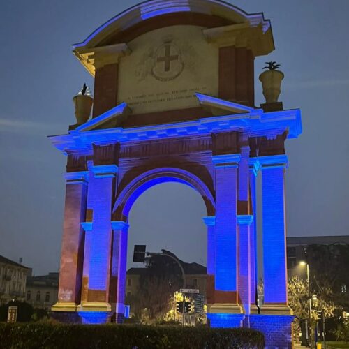 Giornata vittime civili delle guerre: l’arco di piazza Matteotti ad Alessandria illuminato di blu