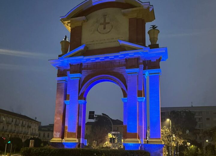 Giornata vittime civili delle guerre: l’arco di piazza Matteotti ad Alessandria illuminato di blu