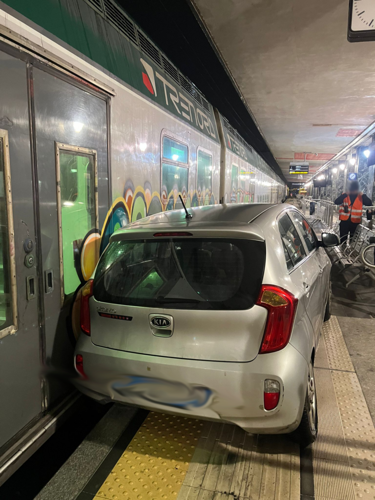 auto parcheggiata binario stazione alessandria