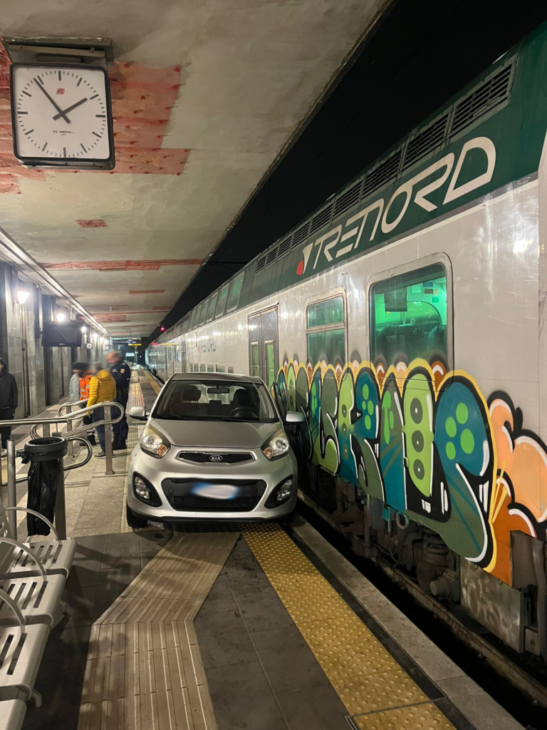 auto parcheggiata binario stazione alessandria