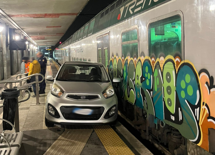Ruba l’auto ed entra in stazione “parcheggiando” sul primo binario