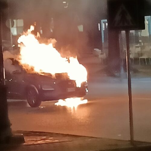 Auto in fiamme in viale Michel ad Alessandria: l’intervento dei Vigili del Fuoco