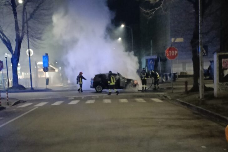 Auto in fiamme in viale Michel ad Alessandria: l’intervento dei Vigili del Fuoco
