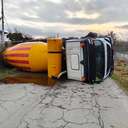 Betoniera ribaltata a Gamalero: strada chiusa