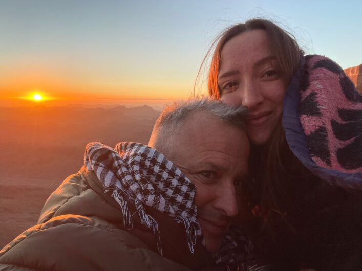 Sul Monte Sinai per Barbara: figlia e padre dedicano alla loro mamma e moglie un’escursione mozzafiato