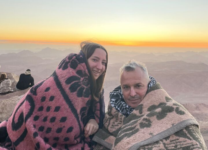 Sul Monte Sinai per Barbara: figlia e padre dedicano alla loro mamma e moglie un’escursione mozzafiato
