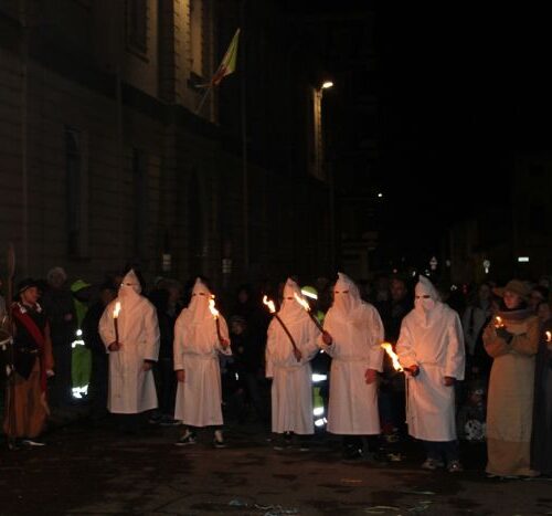 Al Carnevale di Candia niente rogo della “Pierina” per rispetto alle vittime di Crans Montana e contro i femminicidi