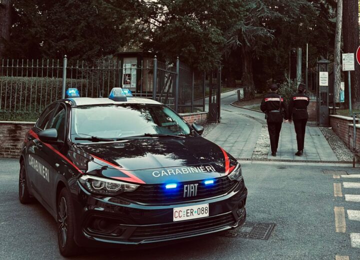 Estrae una pistola finta durante una lite fuori dal supermercato: denunciato