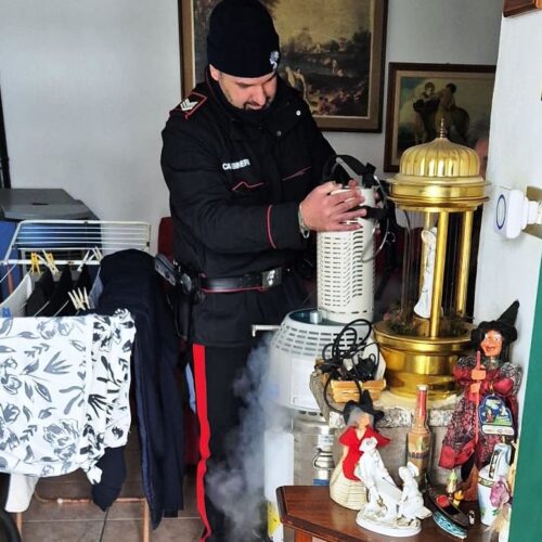 Anziano in ossigenoterapia resta solo in casa per la neve. Soccorso dai Carabinieri