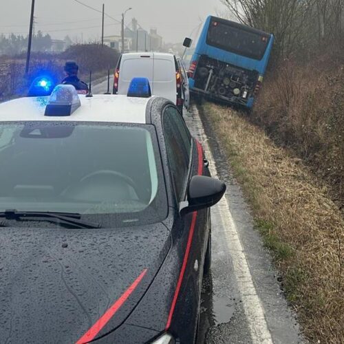 Autobus fuori strada tra Fubine e Quargnento: nessun ferito. L’intervento dei Carabinieri