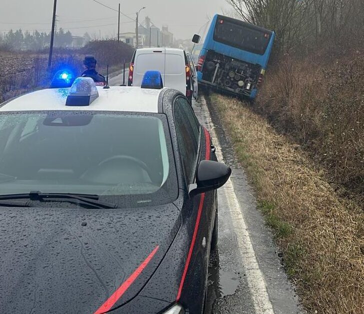 Autobus fuori strada tra Fubine e Quargnento: nessun ferito. L’intervento dei Carabinieri