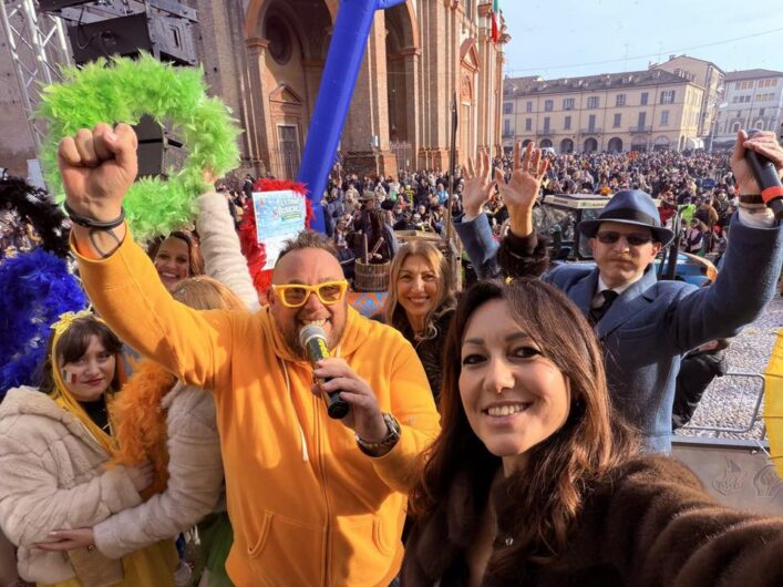 Migliaia di persone in piazza Duomo a Voghera per il Carnevale
