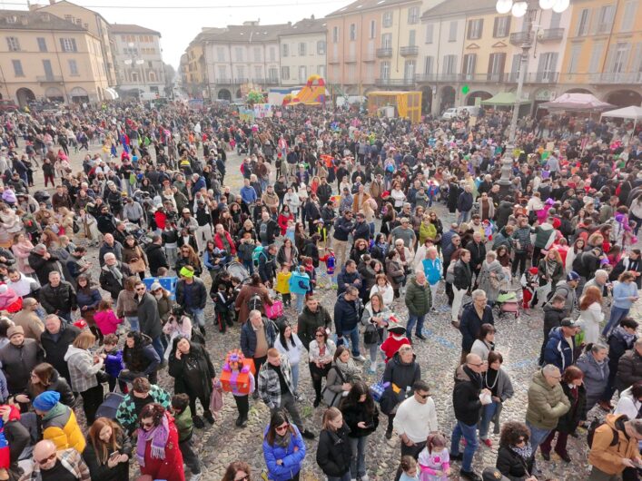 Migliaia di persone in piazza Duomo a Voghera per il Carnevale