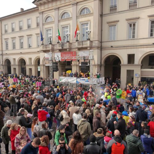 “L’è turna’ Buricinèla”: Piazza Duomo gremita per il Carnevale di Voghera