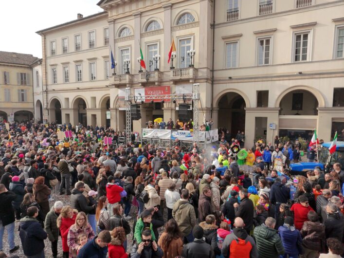 Migliaia di persone in piazza Duomo a Voghera per il Carnevale