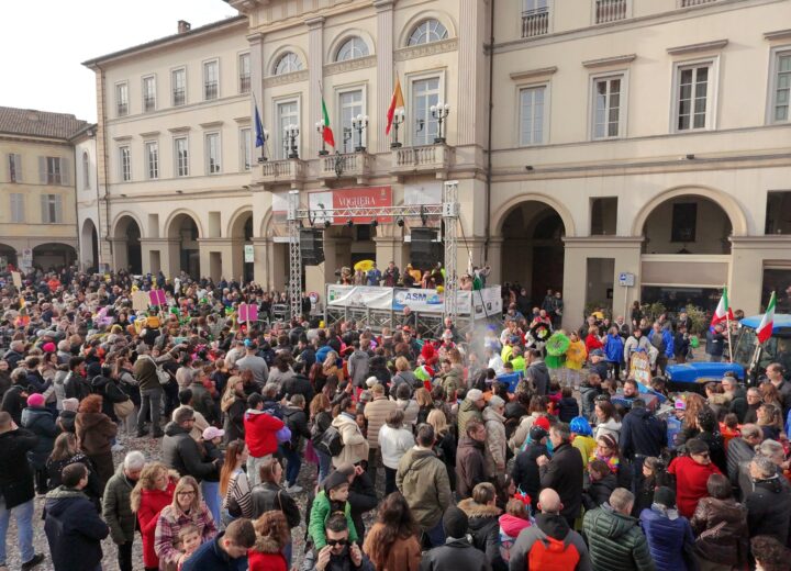 “L’è turna’ Buricinèla”: Piazza Duomo gremita per il Carnevale di Voghera