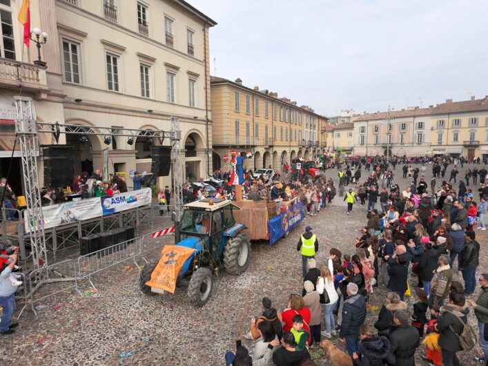 Migliaia di persone in piazza Duomo a Voghera per il Carnevale