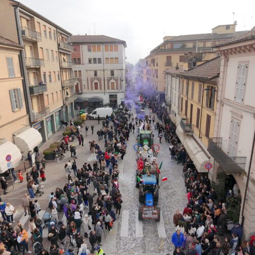 Migliaia di persone in piazza Duomo a Voghera per il Carnevale