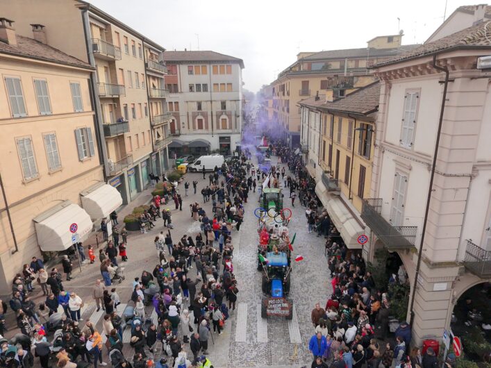 Migliaia di persone in piazza Duomo a Voghera per il Carnevale