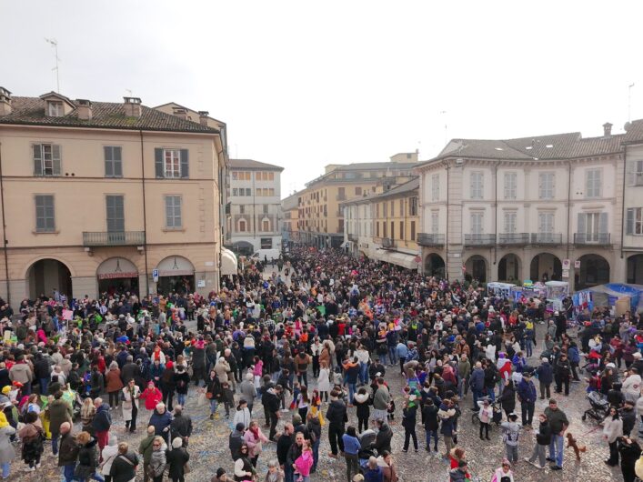 Migliaia di persone in piazza Duomo a Voghera per il Carnevale