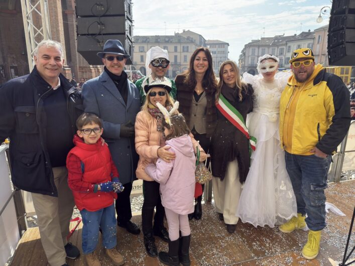 Migliaia di persone in piazza Duomo a Voghera per il Carnevale
