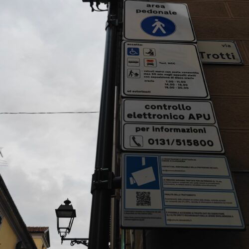Area pedonale via Piacenza, la segnalazione: “Chi arriva da via Trotti non vede la telecamera e viene multato”
