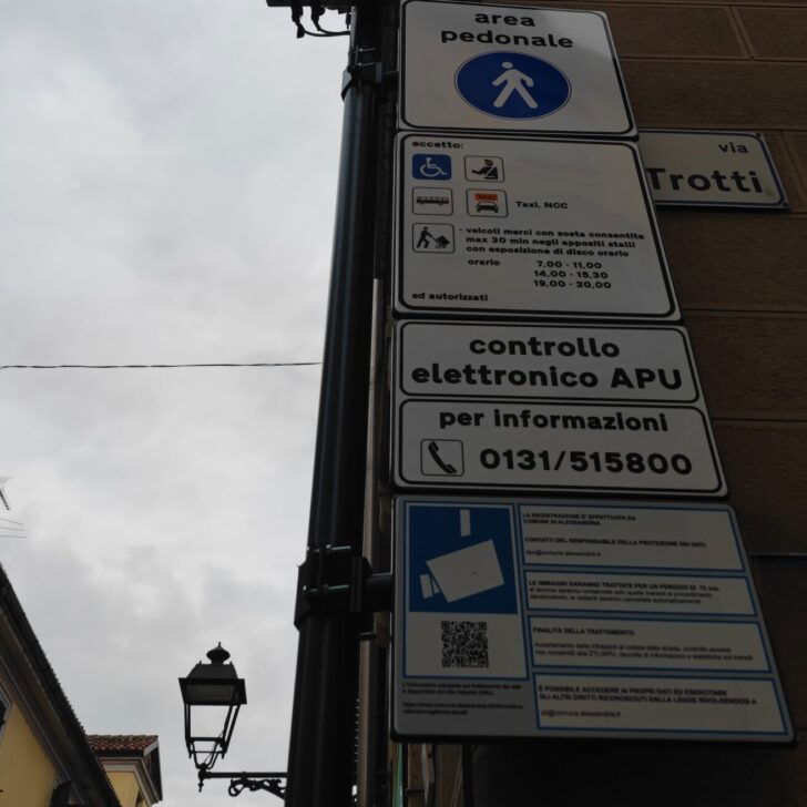 Area pedonale via Piacenza, la segnalazione: “Chi arriva da via Trotti non vede la telecamera e viene multato”