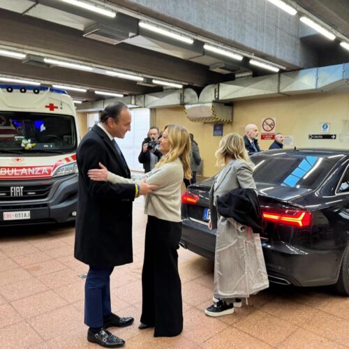 Aggressioni alla Polizia a Torino, Cirio accoglie la premier Meloni: “Lo Stato c’é”