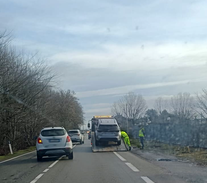 Diversi danni alle auto per le buche nelle strade