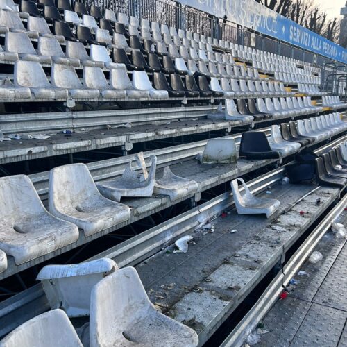 “Seggiolini rotti nel settore dei tifosi e danni nello spogliatoio”: Pro Vercelli accusa l’Alessandria