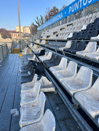 “Seggiolini rotti nel settore dei tifosi e danni nello spogliatoio”: Pro Vercelli accusa l’Alessandria