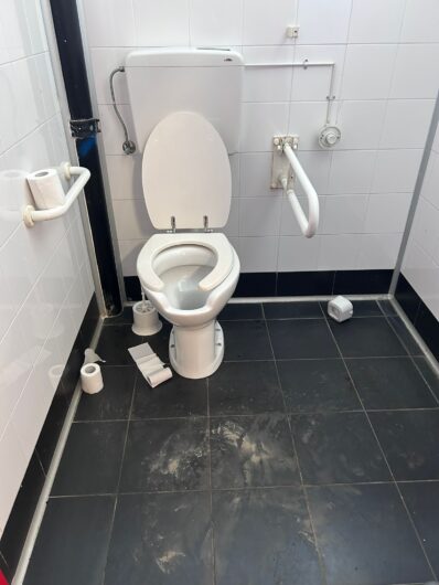 “Seggiolini rotti nel settore dei tifosi e danni nello spogliatoio”: Pro Vercelli accusa l’Alessandria