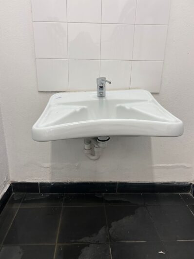 “Seggiolini rotti nel settore dei tifosi e danni nello spogliatoio”: Pro Vercelli accusa l’Alessandria