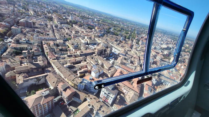 I Carabinieri di Voghera in volo sulla Lomellina con il nuovo elicottero