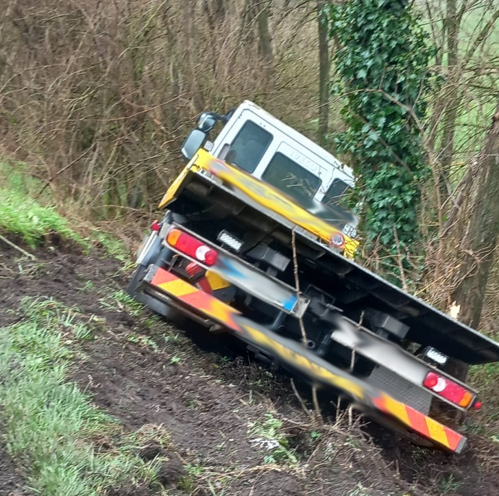 Mezzo fuori strada a Basaluzzo: provinciale chiusa per un’ora e mezza
