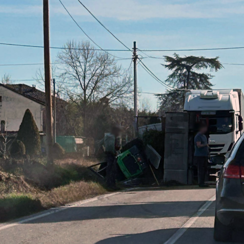 Furgone si rovescia in via Quargnento: traffico rallentato