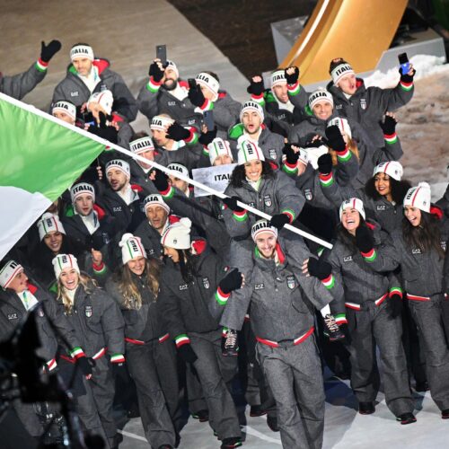 Olimpiadi invernali Milano-Cortina: l’ingresso degli atleti italiani con la bandiera tricolore
