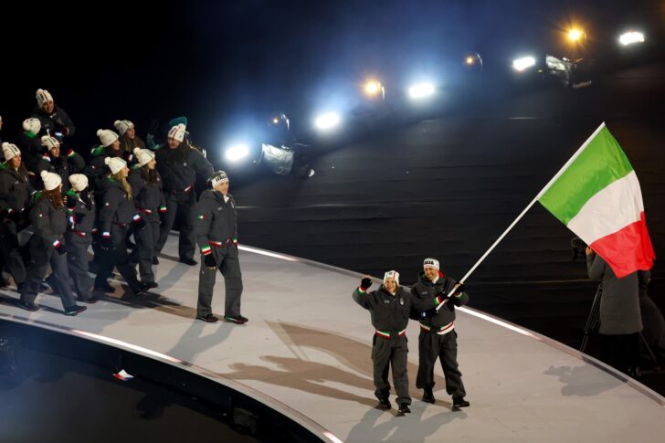 Olimpiadi invernali Milano-Cortina: l’ingresso degli atleti italiani con la bandiera tricolore
