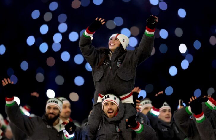 Olimpiadi invernali Milano-Cortina: l’ingresso degli atleti italiani con la bandiera tricolore