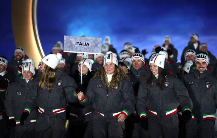 Olimpiadi invernali Milano-Cortina: l’ingresso degli atleti italiani con la bandiera tricolore