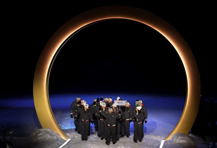 Olimpiadi invernali Milano-Cortina: l’ingresso degli atleti italiani con la bandiera tricolore