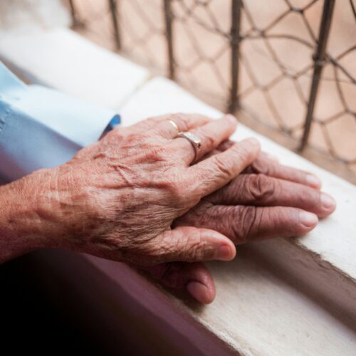 Da due mesi senza pannoloni per anziani “e nessuno dice niente”