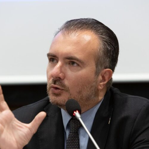 Molinari contro Vannacci: “Tagliare i rapporti con chi richiama ideologie violente sconfitte dalla Storia”