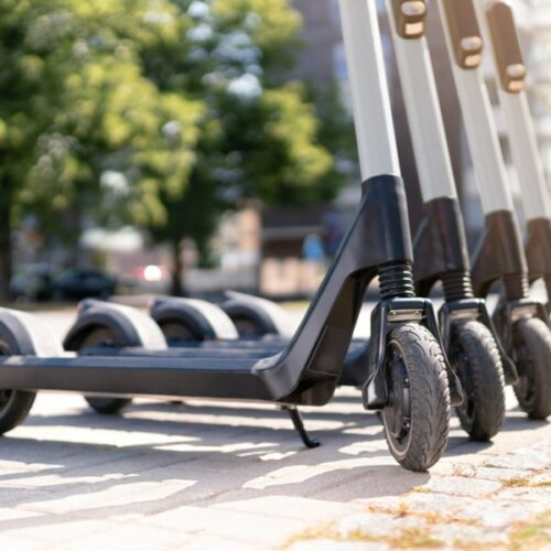 Voghera, stop ai monopattini elettrici nella ZTL di via Emilia: ordinanza in arrivo per sicurezza e vivibilità