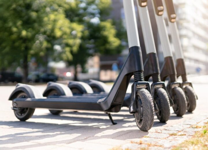 Dal 16 maggio obbligatoria la “targa” per i monopattini. Sarà necessaria anche l’assicurazione