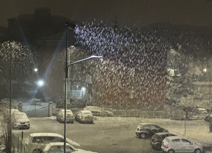 Risveglio con la neve: rallentamenti lungo le strade del territorio