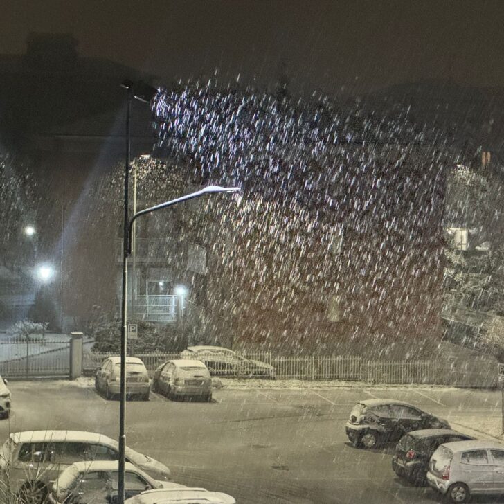 Risveglio con la neve: rallentamenti lungo le strade del territorio