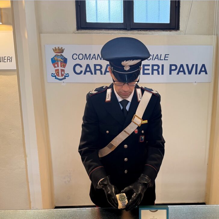 Ottantenne tenta di vendere un orologio di lusso falso: denunciato per truffa a Pavia